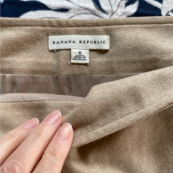 Adorable Banana Republic mini skirt in size 6! - Picture 9 of 15